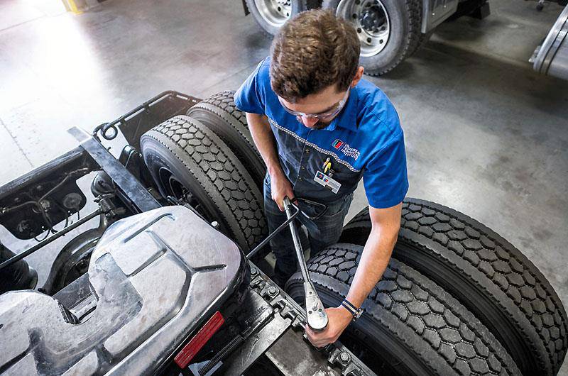 راهنمای کامل سرویس دوره‌ای کامیون