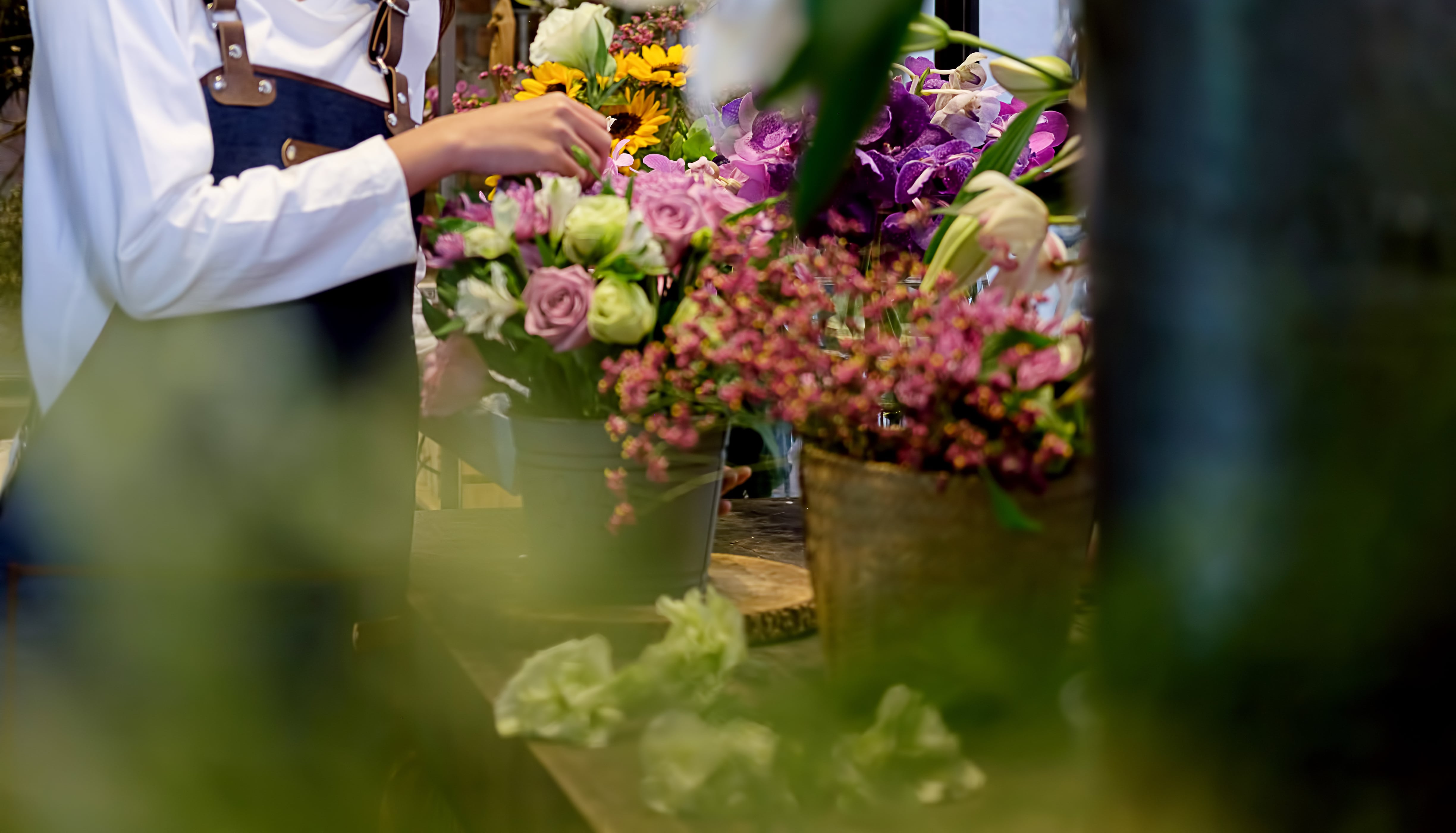 خرید سبد گل: ترکیب طبیعی و صمیمانه برای هر مراسم