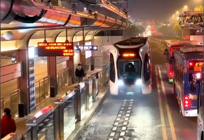 اولین تراموای بدون ریل جهان روی ریلهای مجازی کار میکند