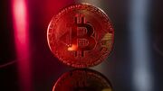 سقوط قیمت بیت کوین به زیر ۱۰۵ هزار دلار در پی خروج سرمایه‌گذاران نهادی از ETFها