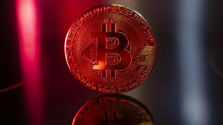 کاهش قیمت بیت کوین به زیر ۱۰۵ هزار دلار به...