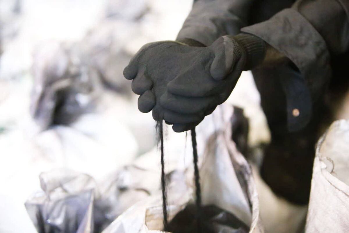 گامی مهم در تبدیل شیرابه پسماند به پودر سنگ و موزائیک؛ محصولاتی که اززباله نفتی به دست آمد