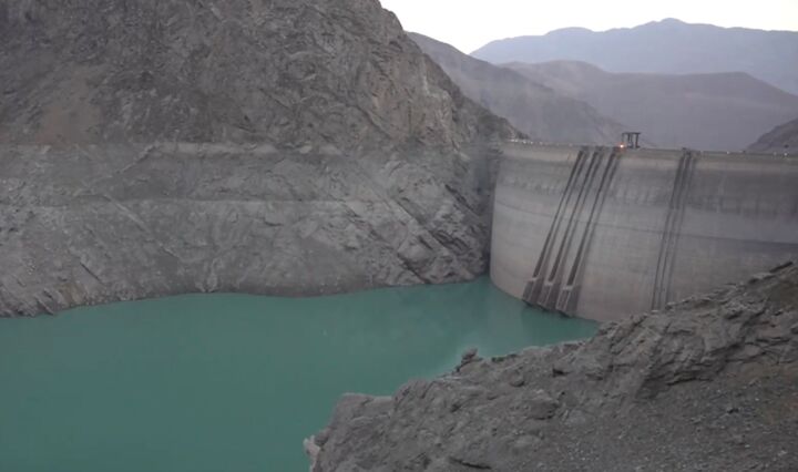نمایی از وضعیت تراز آب سد کرج در پائین‌ترین سطح تاریخی