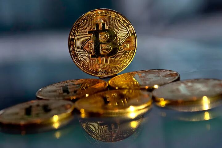 انباشت آرام بیت‌ کوین زیر ۱۰۵ هزار دلار؛ استیبل‌ کوین‌ها آماده ورود به بازار