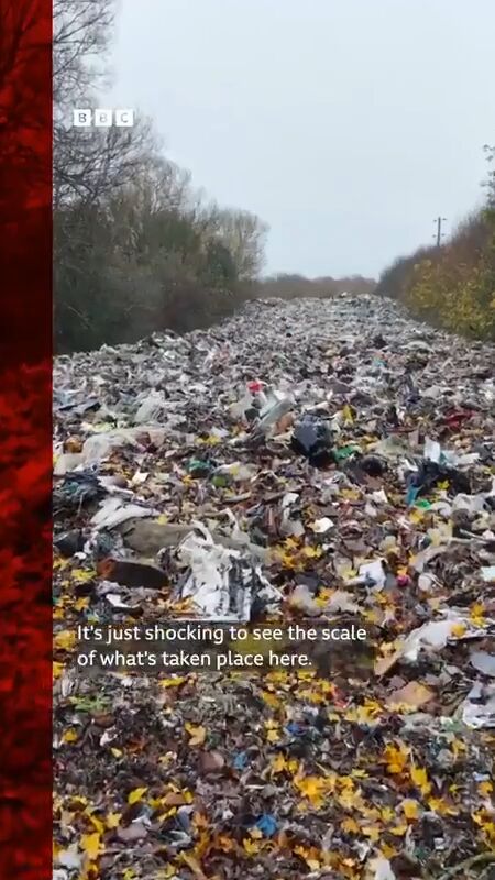 کوه زباله در امتداد در بزرگراه منتهی به لندن