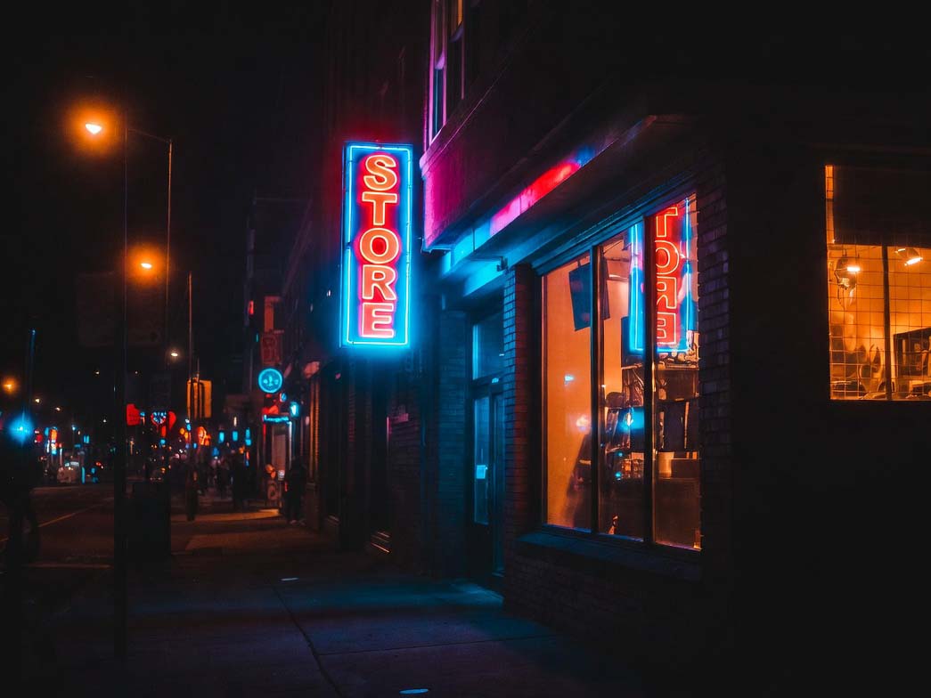 نقش تابلو نئون در افزایش فروش و جذب مشتریان