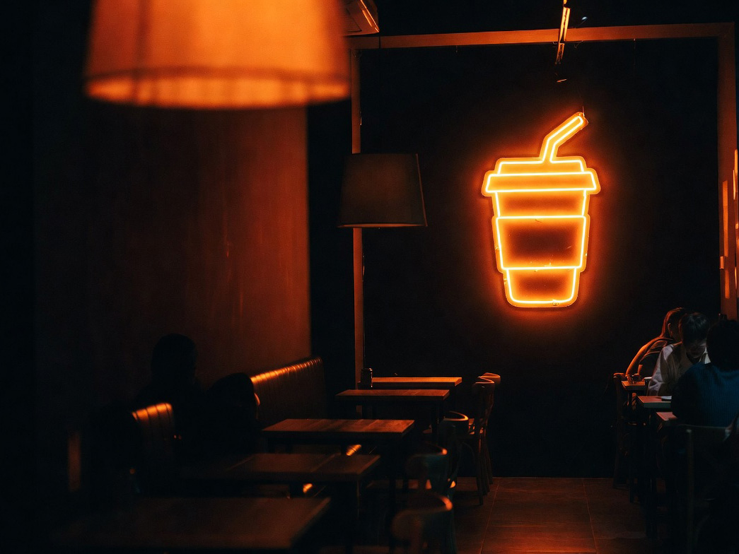 نقش تابلو نئون در افزایش فروش و جذب مشتریان