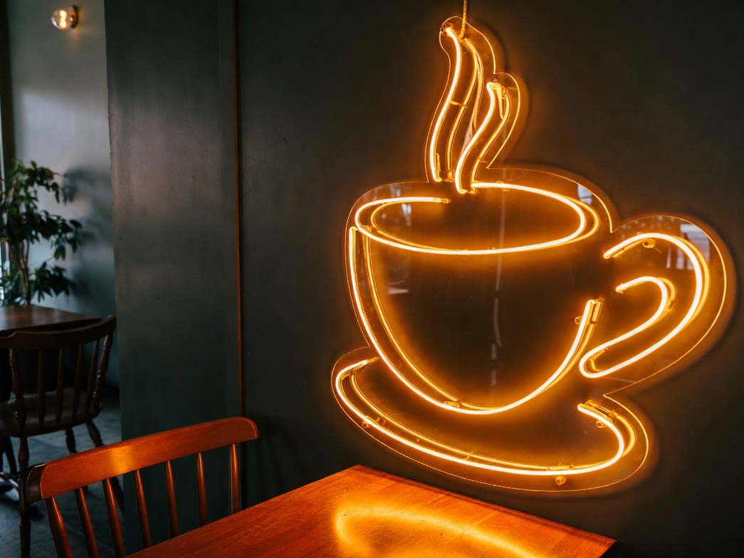 نقش تابلو نئون در افزایش فروش و جذب مشتریان