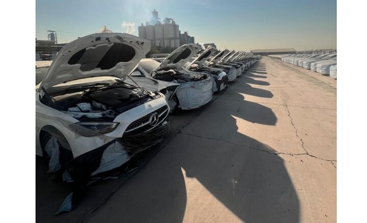 محموله بنز ایرانخودرو به گمرک رسید