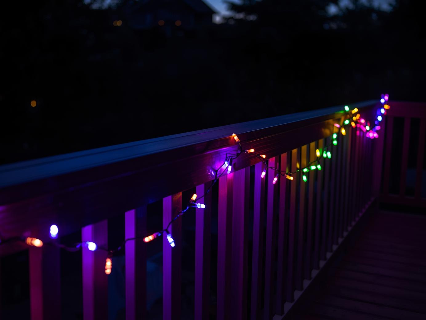 ریسههای LED برای نور تزیینی در بالکن