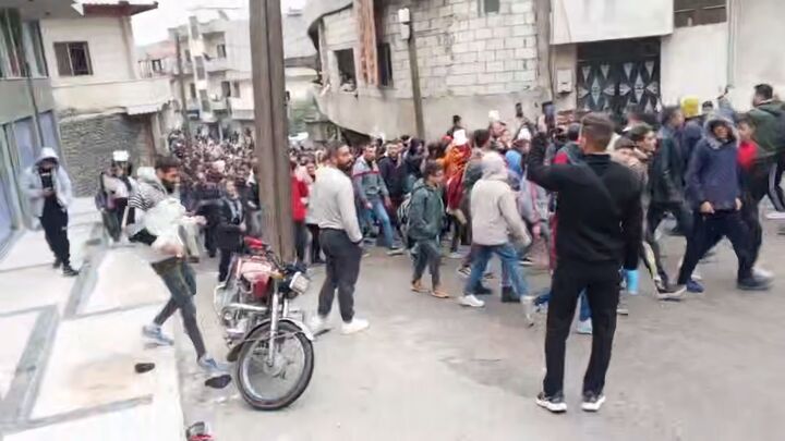 حضور مردم در خیابان های حمص سوریه و اعتراضات گسترده بر علیه دولت جولانی