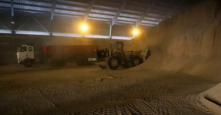 پلیس از کشف ۴۲ هزار تن نهاده دامی قاچاق و احتکاری خبر داد