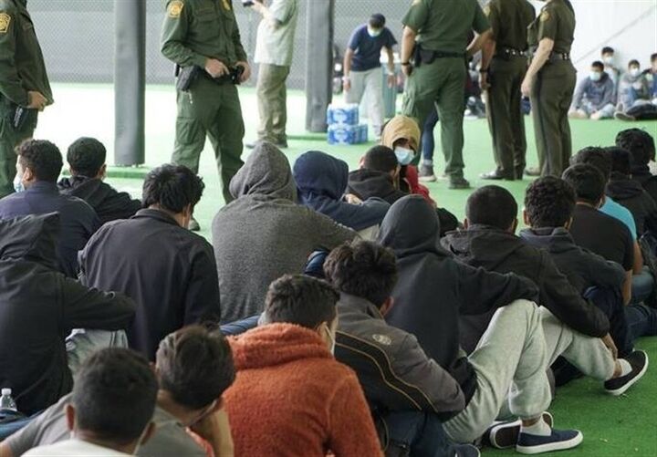 به دستور ترامپ گرین کارت اتباع ۱۹ کشور از جمله ایران مورد بازبینی قرار می‌گیرد