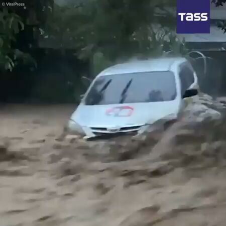 سیل مرگبار در اندونزی ۸۴ کشته برجای گذاشت