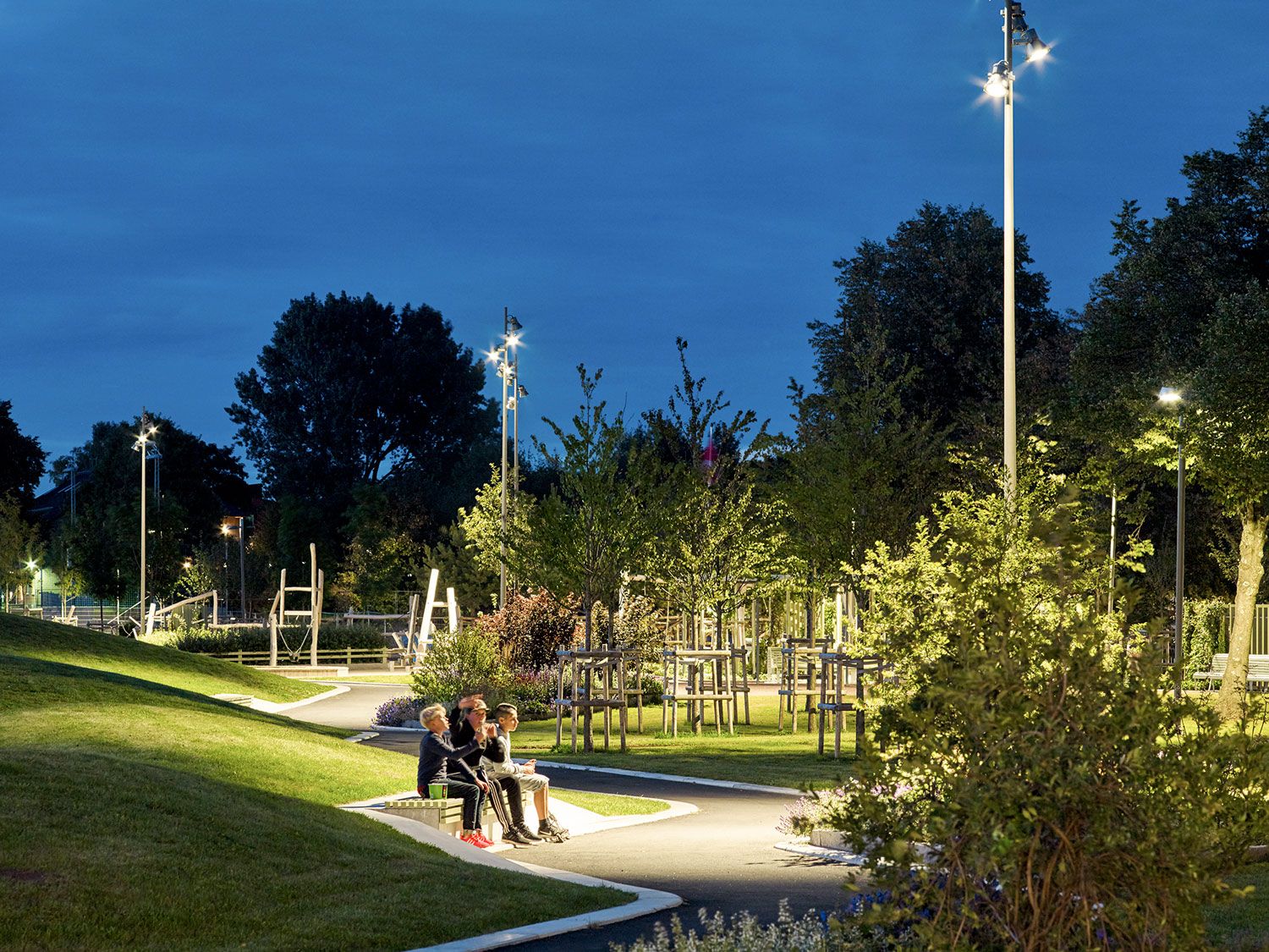 ۷ اشتباه رایج در خرید پایه چراغ پارکی و چمنی (و راهحل آنها)