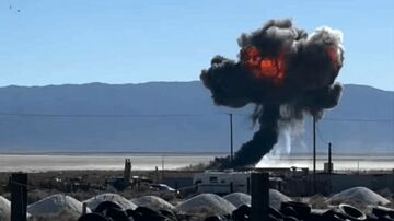 انفجار شدید در پی سقوط جنگنده اف-۱۶ آمریکا