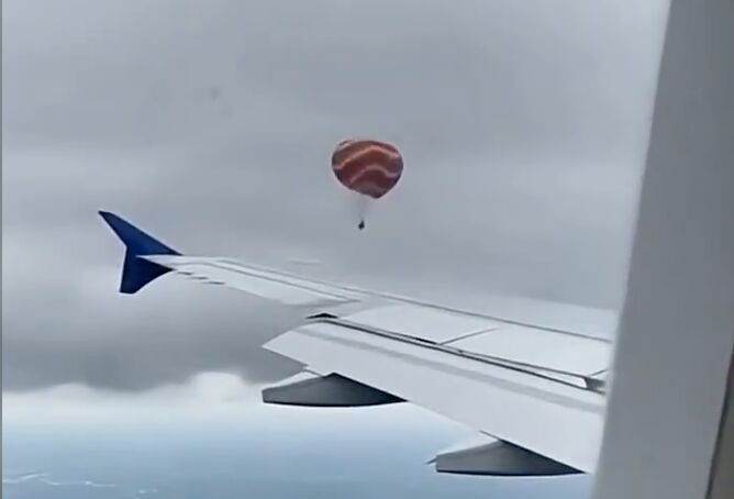 لحظه وحشتناک برخورد صاعقه با بالن مسافربری!