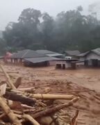 ۹۰۰ نفر قربانی فاجعه سیلاب اندونزی