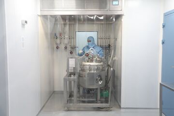 نقدینگی تولیدکننده دارو نزد شرکت بیمه دپو شده است؛ نقدی مواد می خریم دارو را چکی می فروشیم