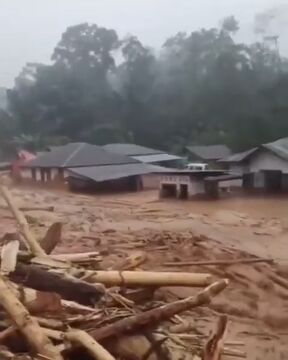 ۹۰۰ نفر قربانی فاجعه سیلاب اندونزی