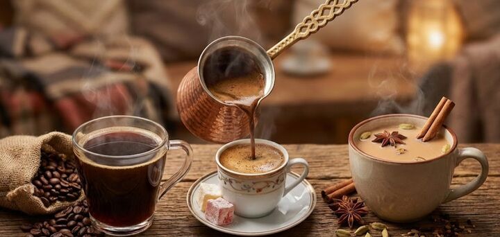 نبرد عطر و طعم: راهنمای جامع انتخاب بین قهوه عربیکا، ترک و چای ماسالا