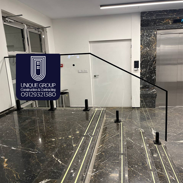 رازهای نصب و اجرای نرده شیشه‌ای؛ آنچه حرفه‌ای‌ها نمی‌گویند!