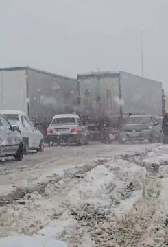 گرفتار شدن خودروها در برف سنگین مرز تمرچین