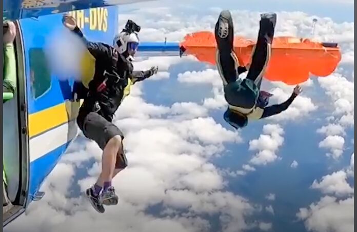 گیر کردن چترباز استرالیایی به بال هواپیما هنگام پرش