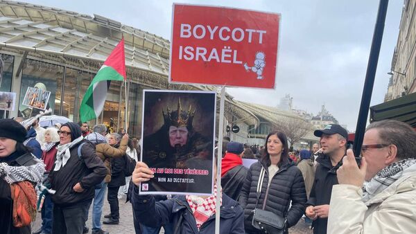 تظاهرات گسترده فرانسوی‌ها در اعتراض به سیاست‌های دونالد ترامپ