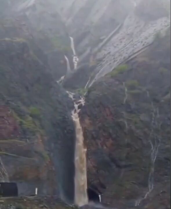 تصاویر شگفت‌انگیز از جاری شدن رودخانه سزار از دل کوه‌های لرستان