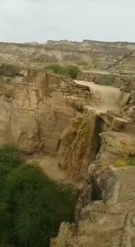 سرازیرشدن سیلاب‌ از تپه‌های شمالی بندرعباس