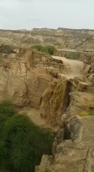 سرازیرشدن سیلاب‌ از تپه‌های شمالی بندرعباس