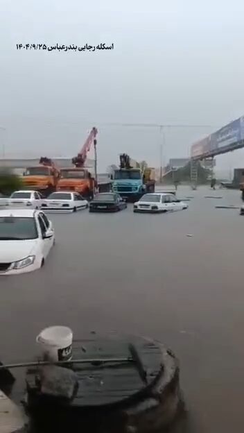 بخشی از اسکله شهید رجایی زیر آب رفت