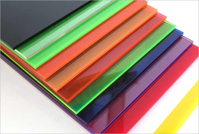 قیمت پلکسی گلاس چگونه محاسبه میشود؟ عوامل مؤثر بر هزینه