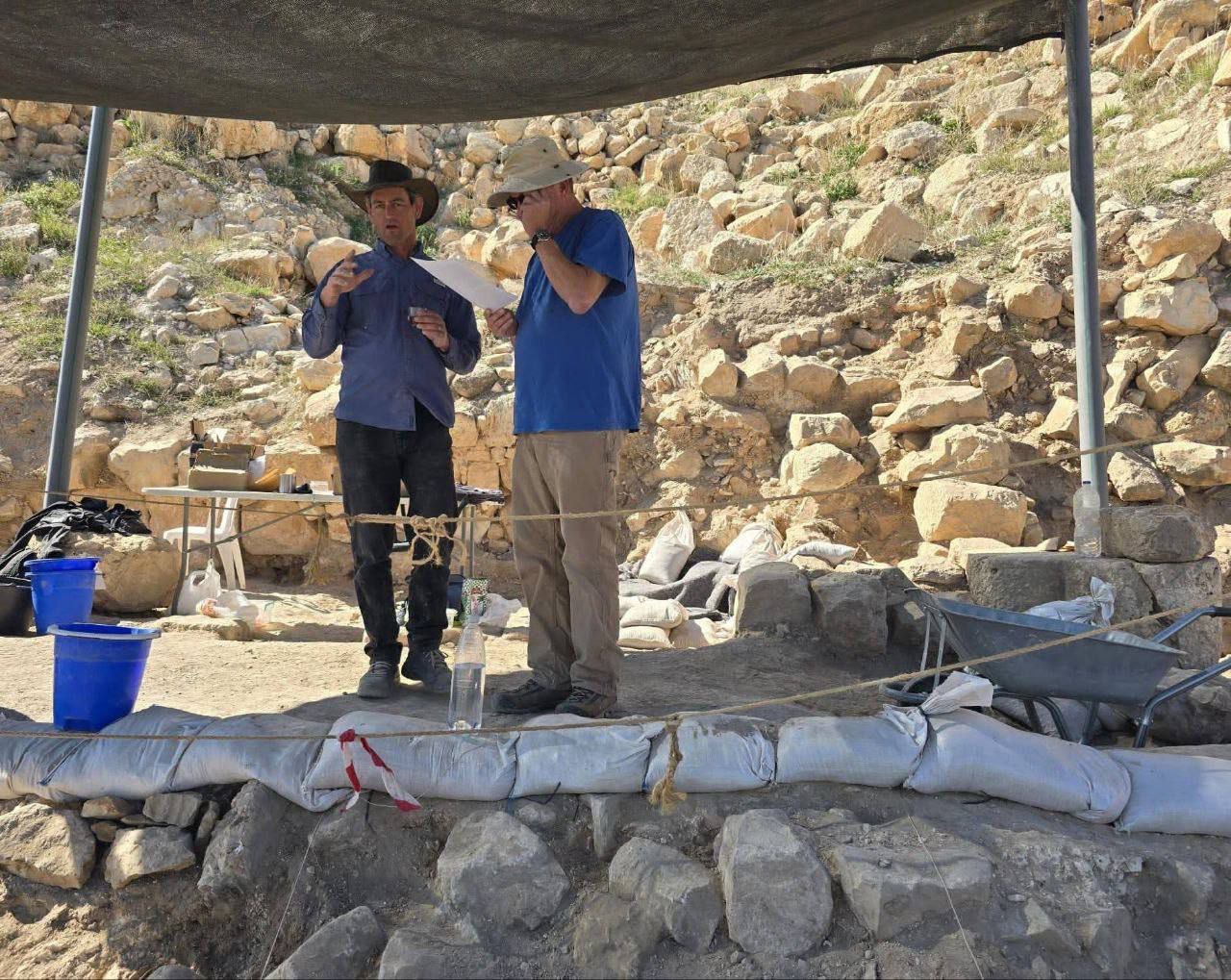 سرقت آثار باستانی کرانه باختری توسط شهرکنشینان صهیونیست