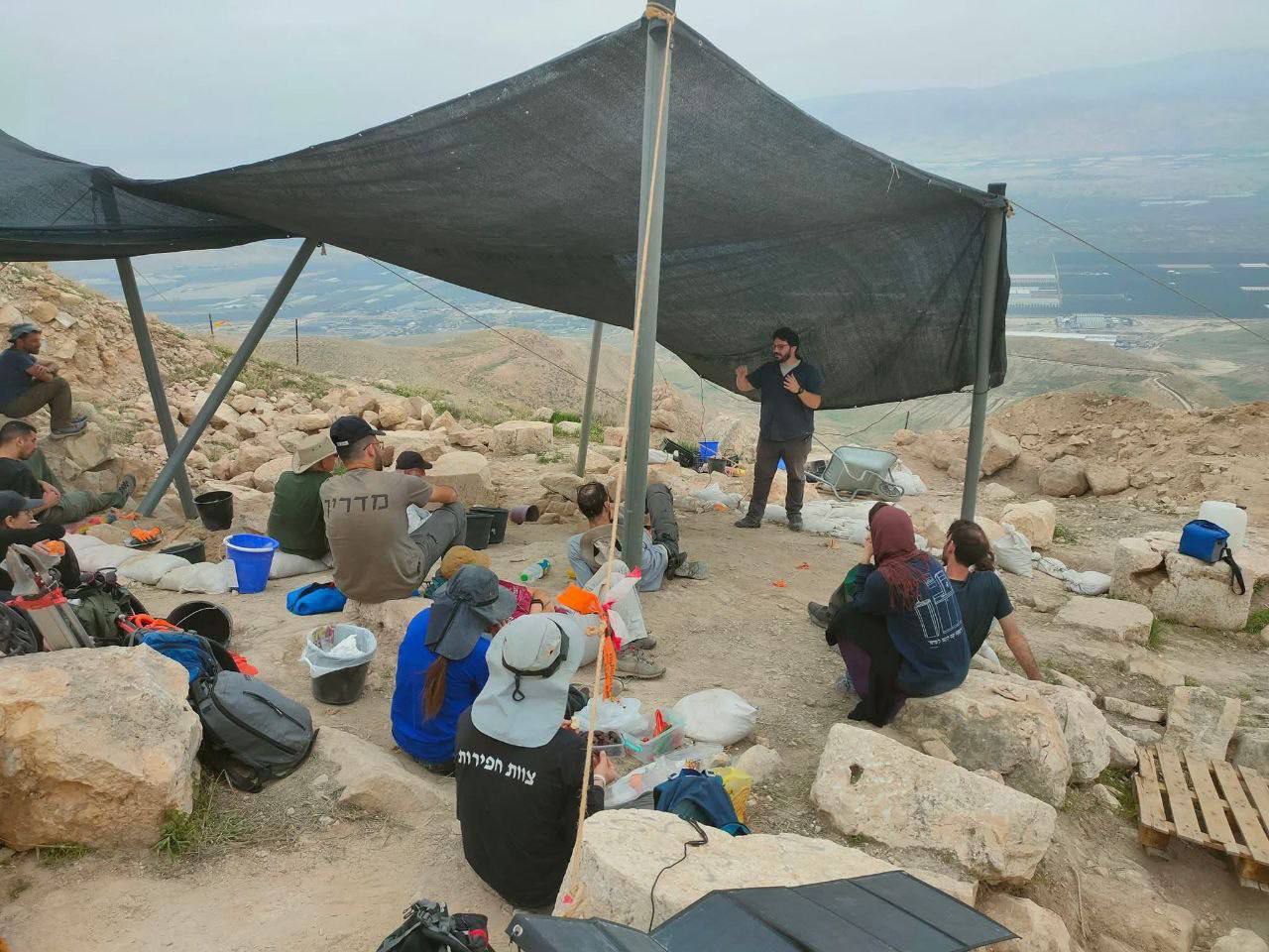 سرقت آثار باستانی کرانه باختری توسط شهرک‌نشینان صهیونیست