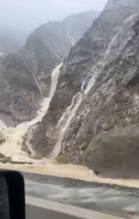 تصاویری از به‌وجود آمدن آبشارها بر روی کوه‌های مسیر کهنوج به رودان بندرعباس