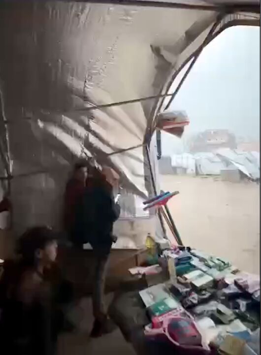 وضعیت وحشتناک خانواده‌ای فلسطینی در غزه در چادری فرسوده در میان طوفان و باران شدید