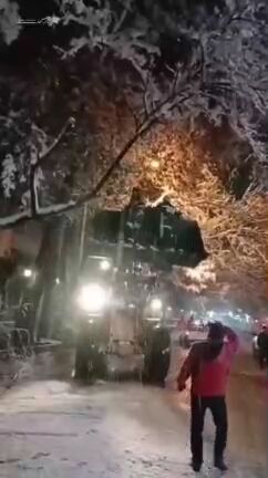 شیوۀ عجیب برف‌تکانی در شاندیز