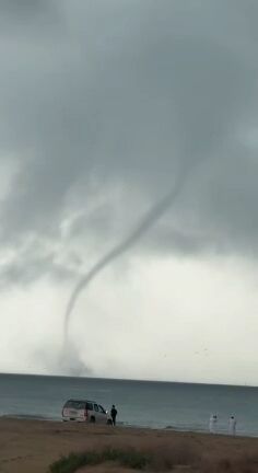 پدیده نادر گردباد دریایی در شمال رأس الخیمه، امارات