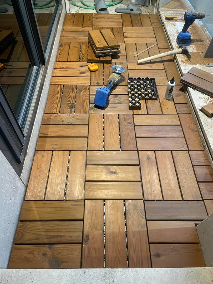 تایل ترموود؛ راهنمای صفر تا صد انتخاب، نصب و دکوراسیون با کفپوش‌های کلیکی