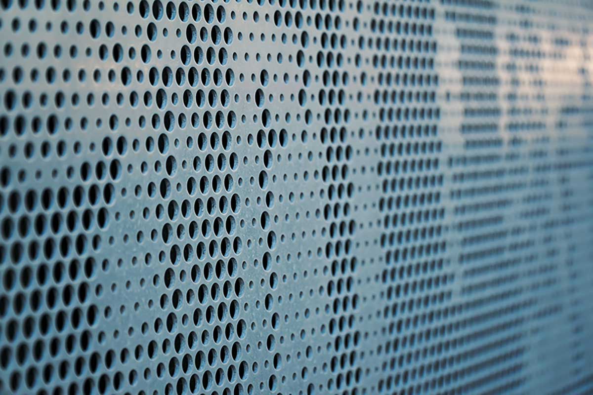 نحوه انتخاب توری فلزی سوراخدار مناسب برای نمای ساختمان در سال ۲۰۲۶