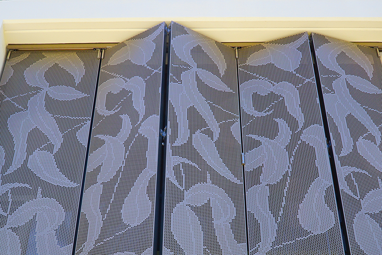 نحوه انتخاب توری فلزی سوراخ‌دار مناسب برای نمای ساختمان در سال ۲۰۲۶