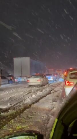 بارش شدید برف در اتوبان نطنز به اصفهان