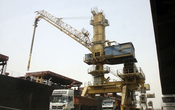 ۴.۴ میلیون تن نهاده‌ دامی و کالای اساسی در بندر امام خمینی (ره) موجود است