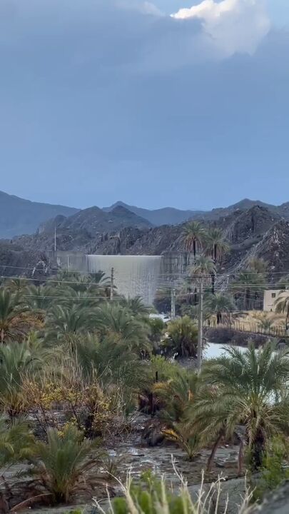 سرریز شدن سد «خمینی شهر» بشاگرد در شرق هرمزگان