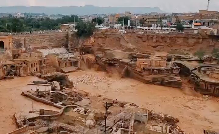 خروش آب در سازه‌های آبی شوشتر