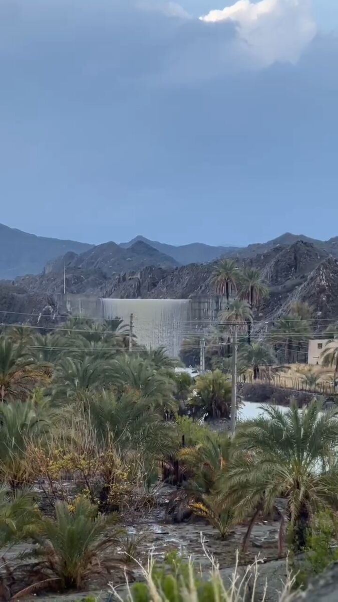 سرریز شدن سد «خمینی شهر» بشاگرد در شرق هرمزگان