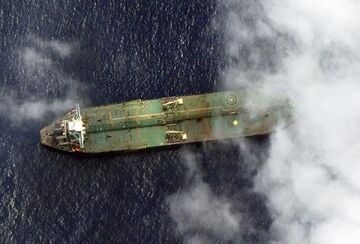 عقب‌نشینی واشنگتن از توقیف نفتکش‌های ایرانی؛ چرا ترامپ از انتقام تهران و شوک نفتی ترسید؟