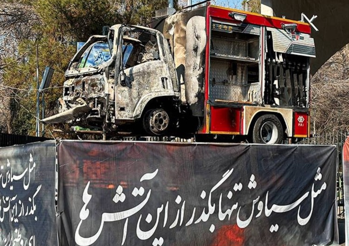 نمایش خودروهای امدادی و آتشنشانیِ آسیبدیده در اغتشاشات